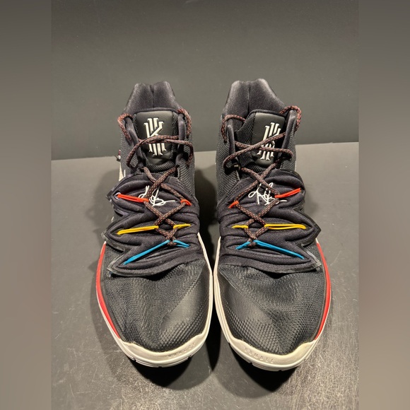 Size 14 - Men's Nike Kyrie 5 Friends Black‎ Basketball Sneakers Shoes Athletic - Picture 2 of 7